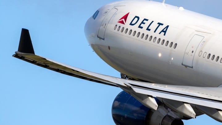 Delta Air Lines jet on approach to Chicago Midway International Airport